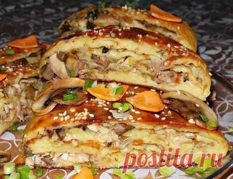Картофельный рулет с курицей и грибами

Ингредиенты:
200 г куриного филе;
250-300 г свежих грибов,у меня шампиньоны;

2 средних луковицы;
1 не большая морковь
2 стакана муки;
зелень петрушки, укропа;
7-8 средних картофелин;
три яйца (два – в тесто, одно – для смазывания);
немного растительного масла, соль по вкусу;
ложка сливочного масла;

семена тмина, кунжута.
Приготовление:
Филе курицы моем и ставим варить в подсоленной воде.
Картофель моем, очищаем от кожуры, режем на ...