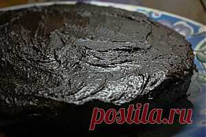 Наверняка, среди Вас найдутся большие любители шоколада, поэтому я хочу предложить рецепт роскошного, запретного, соблазнительного, удивительного американского десерта! Это будет торт — «Пища дьявола»! Согласитесь, само название этого торта сильно интригует. Назван он так потому, что имеет тёмный цвет, практически чёрный. А чёрный цвет, как мы знаем, связан с тёмными силами, с дьяволом. В кулинарных книгах рецепт этого торта появился в 19 веке. С тех пор он является мечтой любого шокоголика.