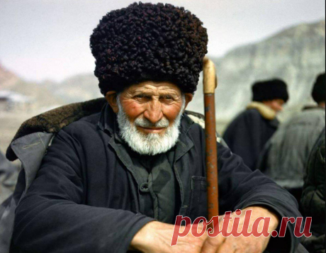 Советский долгожитель: как Ширали Муслимову удалось прожить 168 лет
В книге рекордов Гиннесса имеется запись, которая гласит, что самую долгую жизнь — 122 года, прожила женщина из Франции Жанна Кельман. Однако не так давно благодаря поднятым архивным документам Советского союза выяснилось, что по долгожительству её обогнал талыш Ширали Муслимов. Он прожил до 168 лет. Ширали родился 26 марта 1805 года в Азербайджане в небольшом […]
Читай пост далее на сайте. Жми ⏫ссылку выше
