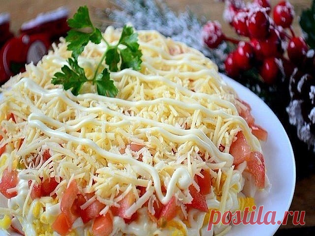 5 Салатов на Праздничный стол 2019 
1. Французский салат 
Представляем быстрый и легкий слоеный салат. Его приготовление займет не более 20 минут, а минимальная обработка ингредиентов позволит максимально сохранить их вкусовые качества и полезные свойства. Этот салат — отличное украшение стола. Приступим к приготовлению. 
Ингредиенты: 
2 яблока; 
4 яйца; 
Морковь — 2 штуки; 
Майонез Провансаль с лимонным соком; 
Лук репчатый — 1 штука; 
Сыр; 
Ветчина (по желанию). 
Пригото...