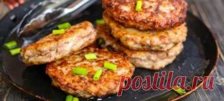 Ленивые беляши на сметане с фаршем
Быстрое вкусное тесто на беляши можно сделать на сметане. Изделия в таком исполнении получатся мягкими, пышными и ароматными. Фарш из свинины и говядины можно вмешать прямо в полученную мучную основу или же пожарить изделия в виде оладий с начинкой, расположив ее между двумя слоями сметанного теста.
Ингредиенты:
фарш – 350 г;
лук – 1 шт.;
сметана – 1 стакан;
яйцо – 1 шт.;
сахар, соль и разрыхлитель – по 1 ч. ложке;
маргарин – 60 г;
мука – 350 г;
растительное