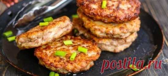 Ленивые беляши на сметане с фаршем
Быстрое вкусное тесто на беляши можно сделать на сметане. Изделия в таком исполнении получатся мягкими, пышными и ароматными. Фарш из свинины и говядины можно вмешать прямо в полученную мучную основу или же пожарить изделия в виде оладий с начинкой, расположив ее между двумя слоями сметанного теста.
Ингредиенты:
фарш – 350 г;
лук – 1 шт.;
сметана – 1 стакан;
яйцо – 1 шт.;
сахар, соль и разрыхлитель – по 1 ч. ложке;
маргарин – 60 г;
мука – 350 г;
растительное