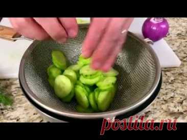 Быстрый и Вкусный Салат из Огурцов! Покоряет сразу. Необыкновенный вкус, нежная и ароматная заправка Для рецепта салатаОгурец 1 шт.Красный лук 1/2 шт.Сметана 1 столовая ложкаВинный уксус (красный или белый) 1/2 столовой ложкиСахар 1/2 чайной ложкиУкропСольПерец
