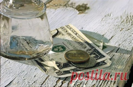 Из всех живых существ на земле, только человек платит деньги, чтобы жить.