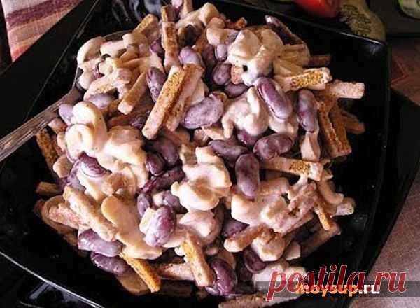 Салат с копченой колбаской, сухариками и фасолью