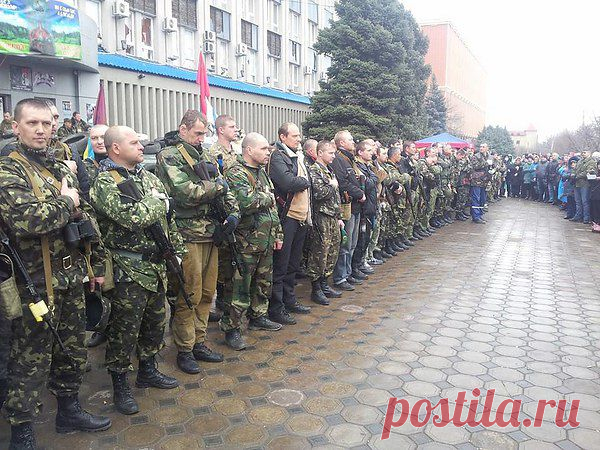 Они вышли, сняли маски и дали присягу народу.Луганск.