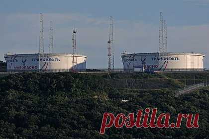 Решение ОПЕК+ сократить добычу нефти назвали шагом навстречу России. Решение ОПЕК+ о сокращении добычи нефти фактически стало пощечиной властей Саудовской Аравии президенту США Джо Байдену. Сенатор Роберт Менендес считает, что решение сократить добычу нефти также поможет России усилить наступление на Украине. Политик подчеркнул, что не может дать «зеленый свет никакому сотрудничеству».