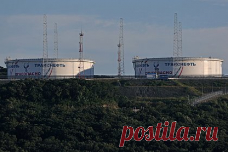 Решение ОПЕК+ сократить добычу нефти назвали шагом навстречу России. Решение ОПЕК+ о сокращении добычи нефти фактически стало пощечиной властей Саудовской Аравии президенту США Джо Байдену. Сенатор Роберт Менендес считает, что решение сократить добычу нефти также поможет России усилить наступление на Украине. Политик подчеркнул, что не может дать «зеленый свет никакому сотрудничеству».