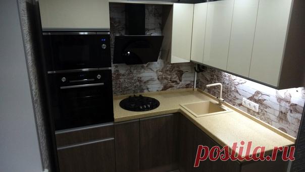 Представляем Кухню для Холостяка.
В ближайшее время все изменится, потому что он выбрал оригинальный фартук с изображением птиц : символ птицы для удачного фен шуй.

 Сорока

 В фен шуй сорока ассоциируется с радостью, праздником и счастьем. Она также символизирует тенденцию к оседлости, поэтому изображение сороки является традиционным талисманом фен шуй, рекомендованный тем, кто хочет «свить гнездо». Сороки также ассоциируются с браком, детьми и семейным благополучием.

 ...