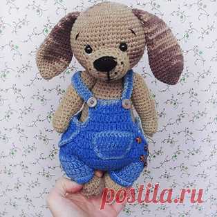 Собачка в комбинезоне амигуруми. Схемы и описания для вязания игрушек крючком! Бесплатный мастер-класс от Алёны Волик по вязанию собачки в комбинезоне. Для изготовления игрушки автор использовал пряжу Alize Cotton Gold и крючок 2…