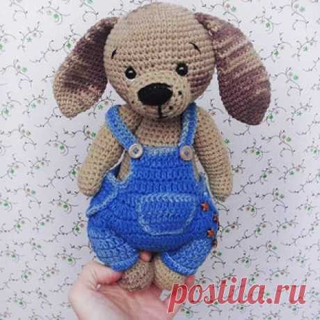 Собачка в комбинезоне амигуруми. Схемы и описания для вязания игрушек крючком! Бесплатный мастер-класс от Алёны Волик по вязанию собачки в комбинезоне. Для изготовления игрушки автор использовал пряжу Alize Cotton Gold и крючок 2…