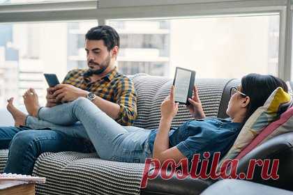 Россияне вернулись к цифровым книгам на фоне подорожания печатных. Отечественный рынок электронных книг вернулся к прежним темпам роста: в третьем квартале 2023 года он прибавил 31 процент, увеличившись до 3,3 миллиарда рублей. Об этом сообщил гендиректор ГК «Литрес» Сергей Анурьев. Рост произошел за счет увеличения числа подписок на книжные сервисы, аудиокниги и самиздат.