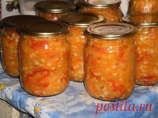 Рагу с перловкой
1,5 кг сладкого перца ,по 1 кг лука и моркови, 500г раст.масло, 300 гр.сахара, 100 г соли, 400 г перловой крупы, 100 г 9% уксуса.
Перец и лук нарезать кольцами, морковь натереть на терке. Варить,добавить масло,соль ,сахар,и варить в течении 15 минут. Зарание сварить перловку. Добавить перловку к вареным овощам, перемешать и влить уксус. Проварить 10 минут.
Закатать, укутать!