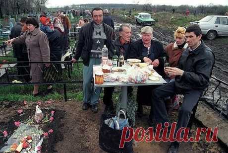 "Православные"! хватит ходить на Пасху на кладбище и пить на гробах своих родственников водку!!
✎╬═►↓↑↓ ЭТО НУЖНО ЗНАТЬ КАЖДОМУ↓↑↓◄═╬۩✎
КОГДА МОЖНО И НЕЛЬЗЯ ХОДИТЬ НА КЛАДБИЩЕ
ПОМИНОВЕНИЕ УСОПШИХ В ДНИ ПАСХИ

Пасха – это самый главный праздник в году. Церковь, учитывая психологию людей, разделяет дни празднования и дни печали. То радостное ликование, которое Церковь сообщает верующим на Пасху, отделяется от настроения грусти, которое сопровождает поминовение усопших.

Поэт...