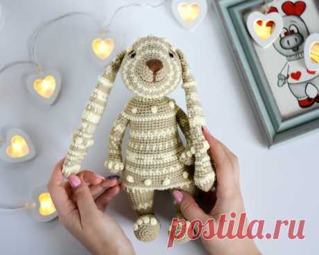 PDF Пасхальный Кролик крючком. FREE crochet pattern; Аmigurumi animal patterns. Амигуруми схемы и описания на русском. Вязаные игрушки и поделки своими руками #amimore - кролик к Пасхе, заяц, зайчик, зайчонок, зайка, крольчонок крючком.