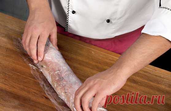 Мастер-класс. Готовим куриный рулет Фаршированный куриный рулет – блюдо универсальное. Ароматные бутерброды на завтрак, холодная закуска на обед, пикантное горячее на ужин, да и на праздничном столе ему найдется достойное место. Удалите кончики крыльев. Курицу положите грудкой вверх, проведите ножом параллельно килевой кости сначала с одной стороны, потом с другой и аккуратно отделите от грудки. Не повреждая кожу, подрежьте позвоночник, ребра и тазовые кости. Удалите хребет вместе со всеми костя