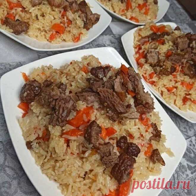 На второе плов  Сразу сохраняйте рецепт! 



Как готовить:

Для начала замочите рис в теплой воде ровно 1кг(у меня Камалино) 

200мл раст масла 

500гр мяса, жарим до золотистого цвета 

1 большая луковица, так же жарим до золотистого цвета 

800гр моркови ( у меня дети ее не любят, в идеале 1 кг) 

1сл л соли, 1 ст л сахара, посыпаем на морковь, закрываем крышкой и жарим минут 10-15. 

 

Заливаем 1 литр воды, даеём закипеть. 

Пока вода закипает, хорошо промываем рис, да...