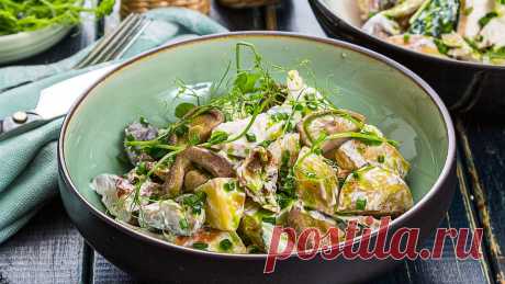 Картофельный салат с курицей, маринованными груздями, вялеными томатами и свежим огурцом, заправленный сметаной и маслом из укропа | Оригинальное блюдо от Шефмаркет