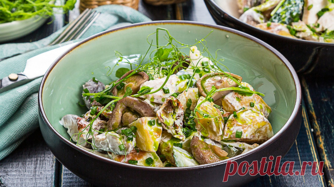 Картофельный салат с курицей, маринованными груздями, вялеными томатами и свежим огурцом, заправленный сметаной и маслом из укропа | Оригинальное блюдо от Шефмаркет