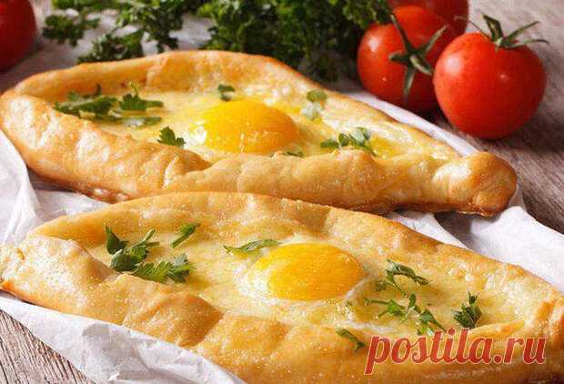 Сыр относится к тем продуктам, которые добавляются куда угодно. Завтраки, выпечка и даже супы – везде можно положить сыр. Некоторые из сырных блюд стали известны далеко за пределами стран, которые их придумали. Сложно найти человека, которые не знает хачапури. И подобных гениальных блюд множество - 13 марта - 43073574491 - Медиаплатформа МирТесен
