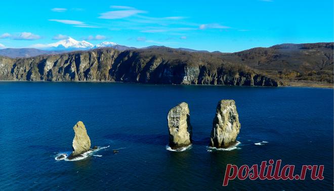 Группа скал "Три Брата" в Авачинской бухте. Фотограф: Юрий Смитюк. Подробнее на ТАСС:  http://tass.ru/spec/kamchatka  |  Осенняя Камчатка - Туризм на Камчатке - Вулканы Камчатки