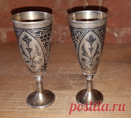 Рюмки. Серебро 875 проба. Чернь. Штихель. Позолота. СССР. 20 век.
Высота : 107 мм.
Диаметр верх / низ : 42 / 36 мм.
Количество : 2 шт.
Объём : 50 мл.
Вес общий / рюмки : 93 / 47+/-1 грамм.
ВНИМАНИЕ ! Продажа одним лотом.

Купить сейчас :  

#РюмкиСеребро875проба
#РюмкиСереброЧерньШтихель
#РюмкиСереброШтихельПозолота
#РюмкиСеребро875пробаСССР
#РюмкиСеребро875проба20век
#РюмкиСеребро875пробаСССР20век