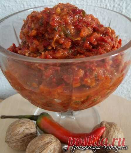 Аджика с грецкими орехами. Рецепт по-грузински Аджика — это очень острая пряная овощная паста, которая широко используется в Грузии для ароматизации мясных и рыбных блюд. Данный рецепт аджики с орехами особенно популярен в Мегрелии и Абхазии. Аджику готовят из горького красного перца, чеснока, свежих трав и грузинских специй...