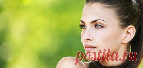 С годами свойства кожи и внешний вид лица меняются из-за ослабления мимических мышц. Нередко первые морщины могут появиться уже в 10-20 лет. Это так называемые мимические морщины, возникающие из-за частого сокращения мышц у людей с чрезмерно подвижным лицом.
Привычка гримасничать при разговоре, смехе, морщить нос или поднимать брови, выражая недовольство или недоумение, влечет за собой появление сначала складок - вертикальных и горизонтальных - на лбу и переносице, затем морщин