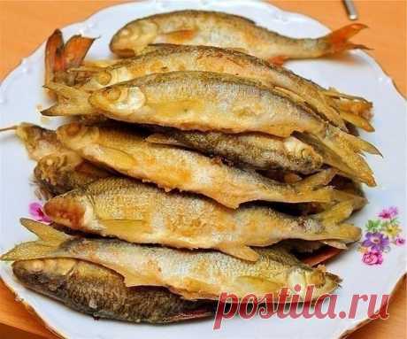 Как жарить мойву в духовке
Вы до сих пор жарите мойву на сковородке? Этот способ приготовления рыбки давно устарел. Сейчас многие мойву жарят в духовке. Это быстро и удобно, к тому же никаких брызг.
Ингредиенты:
0,5 кг мойвы 
соль 
черный молотый перец
мука
Растительное масло не понадобится, ведь жарить рыбку мы будем не в сковородке, а на противне.
Приготовление:
Рыбу моем и даем ей полностью оттаять. 
Просушиваем ее. Смешиваем муку с перцем молотым и солью. Противень для...