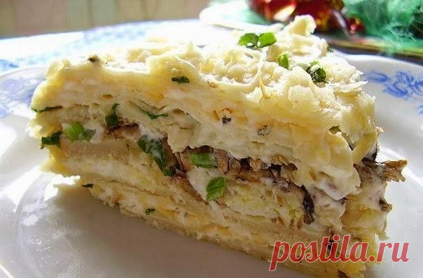 Блинный торт с шпротами и сыром Разбиваем яйца. Взбиваем венчиком. Вливаем молоко и немного муки, тесто как на блины. Выпекаем блинчики. Разминаем вилочкой шпроты.
Пропускаем чеснок через пресс. Добавляем к шпротам половину массы чеснока и половину майонеза.
Натереть на терке сыр и смешать с половиной майонеза и оставшимся чесноком.Выкладываем на глубокую тарелку блин, на него сырную массу, покрываем блином, на него - шпротную массу и так, пока не кончатся блины и начинка....