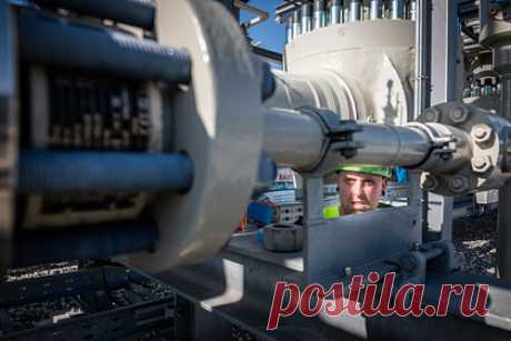 Москва указала на возможность продать газ без «Северного потока-2». Москва способна найти покупателей газа даже в случае, если «Северный поток-2» не будет введен в эксплуатацию, заявил постпред России при Евросоюзе Владимир Чижов. Он пояснил, что запуск газопровода нужен в первую очередь европейским потребителям, нежели России. «Мы-то найдем, куда и как продать», — сказал он.