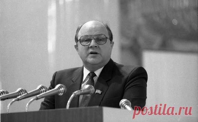 Умер бывший министр культуры СССР Василий Захаров. Василий Захаров стал главой Министерства культуры СССР в 1986 году, он проработал на этом посту до 1989 года. С начала 1990-х Захаров находился на дипломатической службе в Югославии