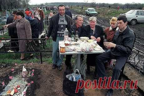 "Православные"! хватит ходить на Пасху на кладбище и пить на гробах своих родственников водку!!
✎╬═►↓↑↓ ЭТО НУЖНО ЗНАТЬ КАЖДОМУ↓↑↓◄═╬۩✎
КОГДА МОЖНО И НЕЛЬЗЯ ХОДИТЬ НА КЛАДБИЩЕ
ПОМИНОВЕНИЕ УСОПШИХ В ДНИ ПАСХИ

Пасха – это самый главный праздник в году. Церковь, учитывая психологию людей, разделяет дни празднования и дни печали. То радостное ликование, которое Церковь сообщает верующим на Пасху, отделяется от настроения грусти, которое сопровождает поминовение усопших.

Поэт...