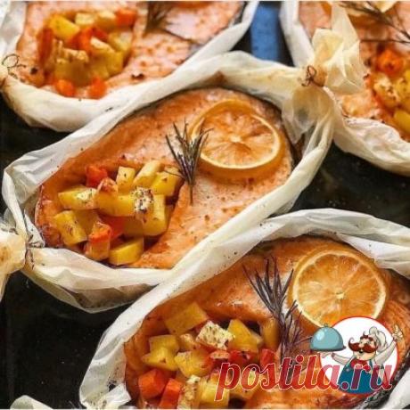 Стейк сёмги в лодочке из пергамента.
Нам понадобится:
Стейки сёмги 🥔Картофель 🥕Морковь Корневой сельдерей
Оливковое масло
🧂Специи для рыбы
Лимон
Свежий розмарин
Пергаментная бумага Шпагат (плотная нить)
Приготовление:
Овощи чистим и нарезаем на небольшие кубики, солим, перчим, добавляем чуть оливкового масла и хорошо перемешиваем.
Отрезаем кусок пергаментной бумаги, кладём на него стейк сёмги и формируем лодочку, концы бумаги связываем шпагатом.
Рыбку посыпаем спе