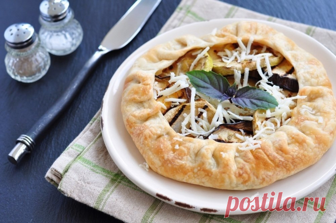 Выпечка с баклажанами: 5 лучших рецептов

1. Галета с баклажанами и кабачками

Особенность галеты заключается в том, что при ее приготовлении не используется форма — она заворачивается вручную.

Ингредиенты:

Для теста:

Мука — 2 стак.
Соль — 0,5 ч. л.
Разрыхлитель — 1 ч. л.
Горячая вода — 0,5 стак.
Растительное масло без запаха — 0,5 стак.

Для начинки:

Баклажан — 1 шт.
Кабачок или цукини — 1 шт.
Растительное масло — для обжаривания
Соль — по вкусу
Перец — по вкусу
Оливк...