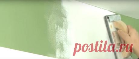 Разнорабочий показывает, как ремонтировать трещины в стене. Это действительно отлично!