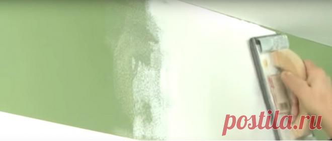 Разнорабочий показывает, как ремонтировать трещины в стене. Это действительно отлично!