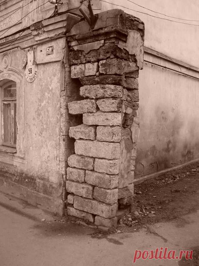 Он помнит кареты и телеги, помнит лошадей, которые терли о него свои морды и бока. Помнит дам прогуливающихся по улице с летними зонтами, гимназистов, разносчиков, жандарма покручивающего свой ус...