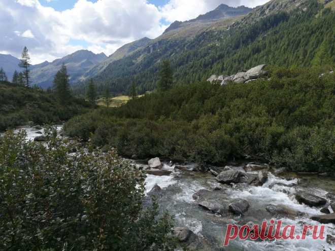 Россия – необъятная страна с бесконечным числом удивительных мест. Увидеть их все за одну жизнь почти невозможно, но благодаря технологиям мы можем стать к ним ближе. Для этого существуют виртуальные туры, о которых мы рассказываем в этой статье.