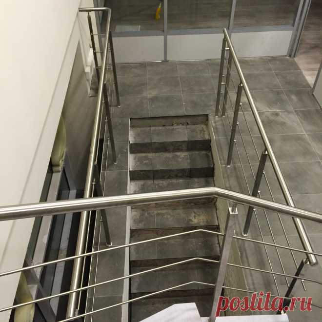 Лестница с каменными ступенями и нержавеющие перила