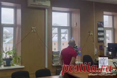 Появились подробности закончившейся задержаниями оргии в Москве. Участников массовой оргии в Москве задержали за ругань в общественном месте. По данным издания, участники секс-вечеринки были недовольны тем, что сотрудники полиции сорвали мероприятие, и принялись ругаться матом. Всего по итогам полицейского рейда были задержаны более 30 человек.