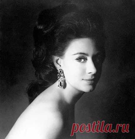 Маргарет Прекрасная Сегодня, когда мы говорим английская принцесса, то сразу думаем о принцессе Диане, которая стала символом красоты по-английски. Однако за много лет до рождения леди Ди в Британии блистала совсем другая принцесса - Маргарет Роуз Виндзор, младшая сестра нынешней королевы…