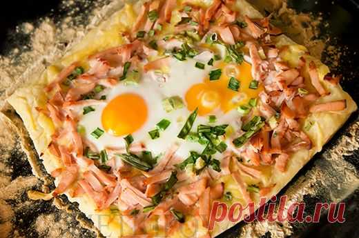 Слоеный пирог с копченой курицей и яйцами | Простые кулинарные рецепты с фотографиями