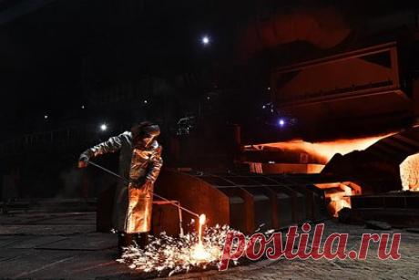 Россия сократила производство стали. В октябре текущего года в России было произведено 5,8 миллиона тонн стали, что на 11,5 процента меньше, чем годом ранее. В общей сложности выпуск металла сократился на 6,6 процента (до 60,4 миллиона тонн) с января по октябрь. В то же время крупнейший производитель стали в мире — Китай — нарастил выпуск на 11 процентов.