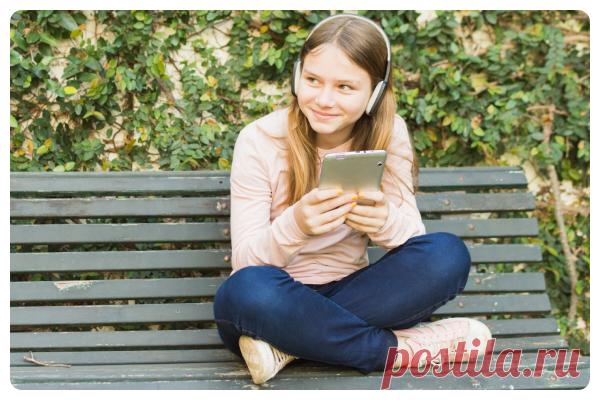 На уловки кибермошенников попадаются не только взрослые. Под ударом находятся дети – именно они становятся объектом преступлений, совершаемых через интернет. Как правильно построить диалог с ребёнком, чтобы обсудить безопасность в сети, расскажем в статье.