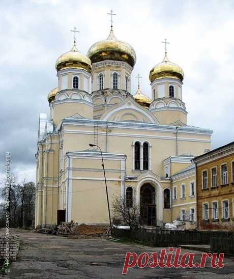 Западный фасад Боголюбского (Андрониковского) собора Казанского Вышневолоцкого монастыря в Тверской области. 8 мая 2007 года. Фотo: © Чеботарь Александр Мирчевич  | Тверская область Вышний Волочек Вышневолоцкий Казанский монастырь Собор Иконы Божией Матери Боголюбская Фотография
