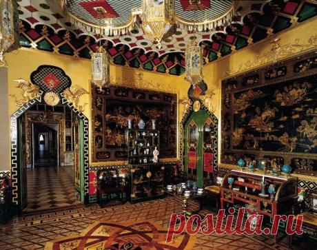 The Western Chinese Lobby, Peterhof Palace. The East and West Chinese Cabinets were decorated between 1766 and 1769 to exhibit objects of decorative art imported from the East. The walls were decorated with imitation Oriental patterns by Russian craftsmen, and hung with Chinese landscape paintings in yellow and black lacquer.