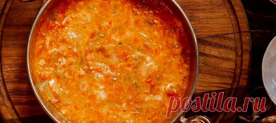 Менемен с перцем. Рецепт Очищенные от кожуры помидоры и перец нарезать кубиками.