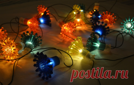 Попробуйте сделать гирлянды из подручного материала: из шерстяных ниток, бумажных ангелочков, бусинок и ватных шариков, ракушек (почему бы не помечтать о море в Новый год), шишек, пряников, шкурок от мандаринов (вы же их уже едите, правда?). Получится необычно — и так, как ни у кого не будет.