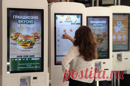 «Вкусно — и точка» выпустит замену «Хэппи Милу». Аналог «Хэппи Мила» под названием «Кидз комбо» появится в сети быстрого питания «Вкусно — и точка» в конце лета 2023 года. Как рассказал генеральный директор компании Олег Пароев, в него войдут игрушки, изготовленные в коллаборации с российской мультипликационной франшизой «Тиг и Лео».